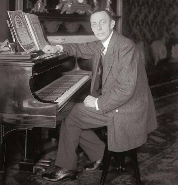 Rachmaninoff sitzend am Steinway Flügel (Quelle: Wikimedia Commons)
